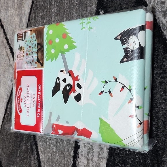 HOLIDAY TIME GRAPHIC VINYL TABLECLOTHS SET-OF-3 ROUND & RECTANGLE BUNDLE - Picture 3 of 15